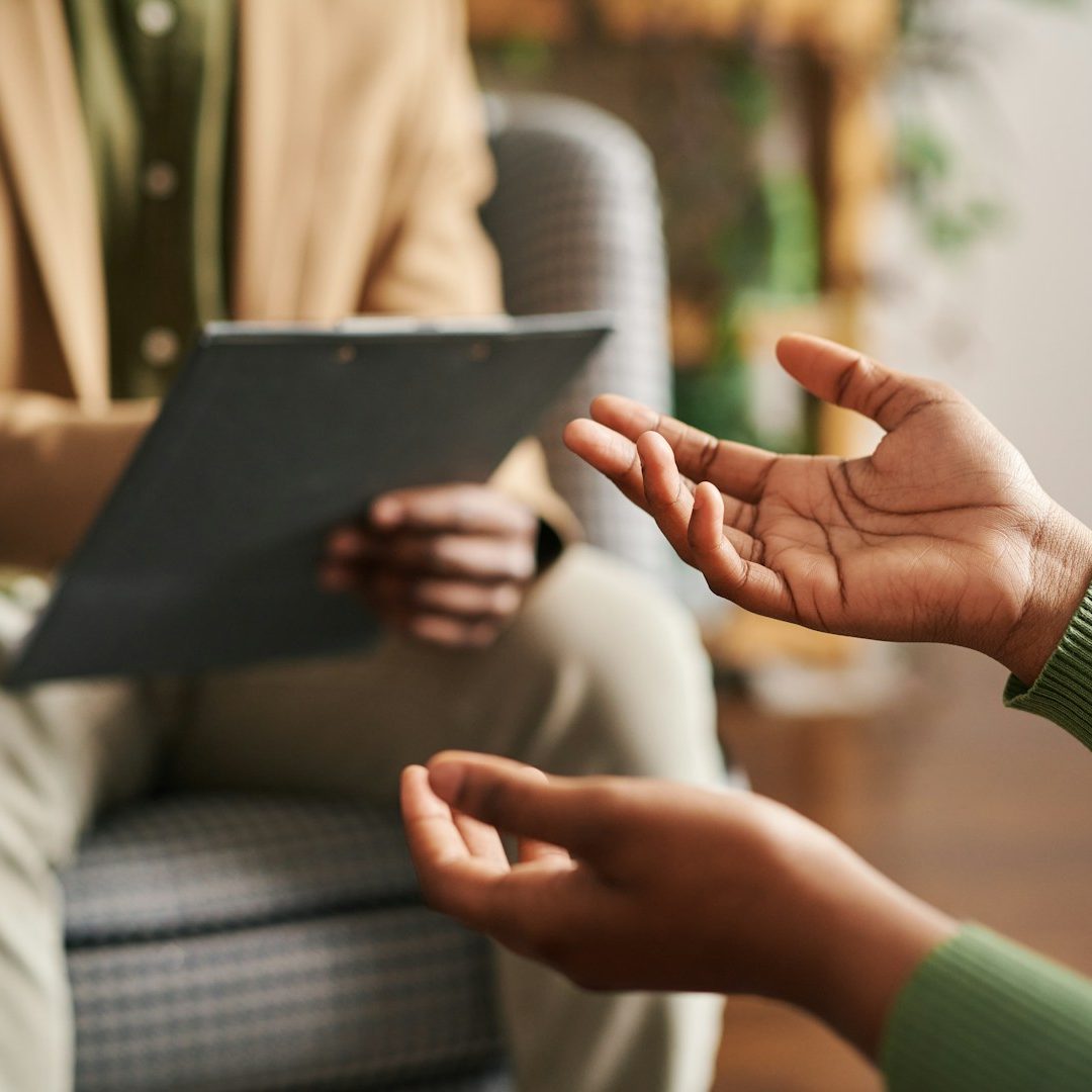 Ein Symbol für Reflexion und professionellen Austausch in der klientenzentrierten Gesprächsführung Ausbildung.